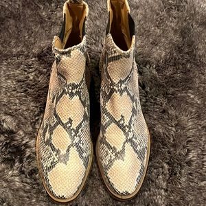 Amazing pull on Lucky Brand boots.